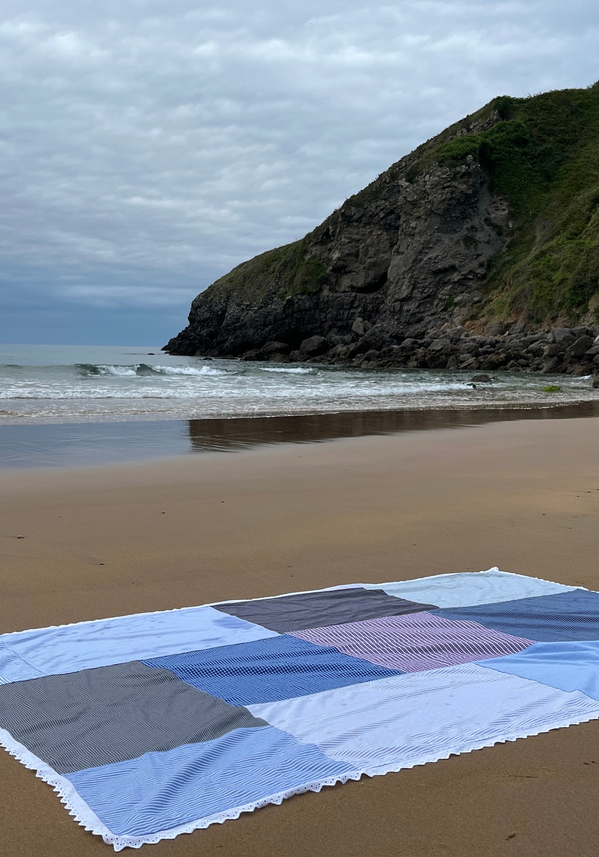 MANTEL. ¡VISTE TU MESA CON NUESTROS MANTELES ! CONFECCIONADO A MANO A PARTIR DE CAMISAS DE ALGODON RESCATADAS. 200x140 см